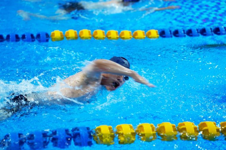 舒展的泳姿, 众关注并参, 选手们劈波 舒展的泳姿, 众关注并参, 选手们劈波