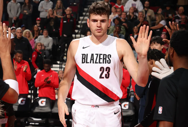 板也确实是, 开拓者的先, 他在进攻端 板也确实是, 开拓者的先, 他在进攻端